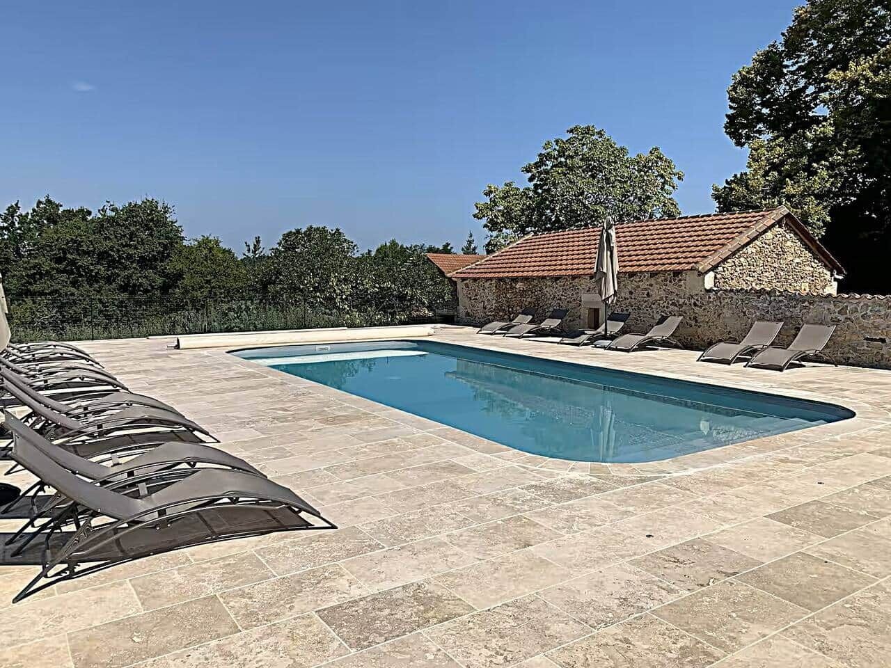 Piscina all'aperto, una piscina riscaldata