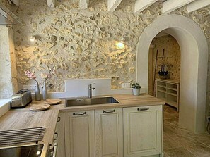 Fridge, microwave, oven, stovetop - Cottage Lascaux Swimming Pool Tennis - Château Monciaux (Bourrou)