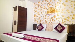 Una habitación de hotel con una cama, un armario y una pared con un logotipo.