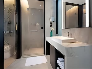 Habitación Deluxe doble | Baño | Artículos de higiene personal gratuitos, secador de pelo y zapatillas