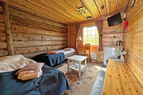 Camera doppia, vista cortile | Culle/letti per bambini (gratuiti), lenzuola, accesso in sedia a rotelle