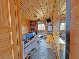 Habitación doble, vistas al patio | Cunas gratuitas, ropa de cama, accesible en silla de ruedas