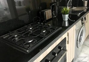 Kühlschrank, Ofen, Herdplatte, Wasserkocher mit Kaffee-/Teezubehör