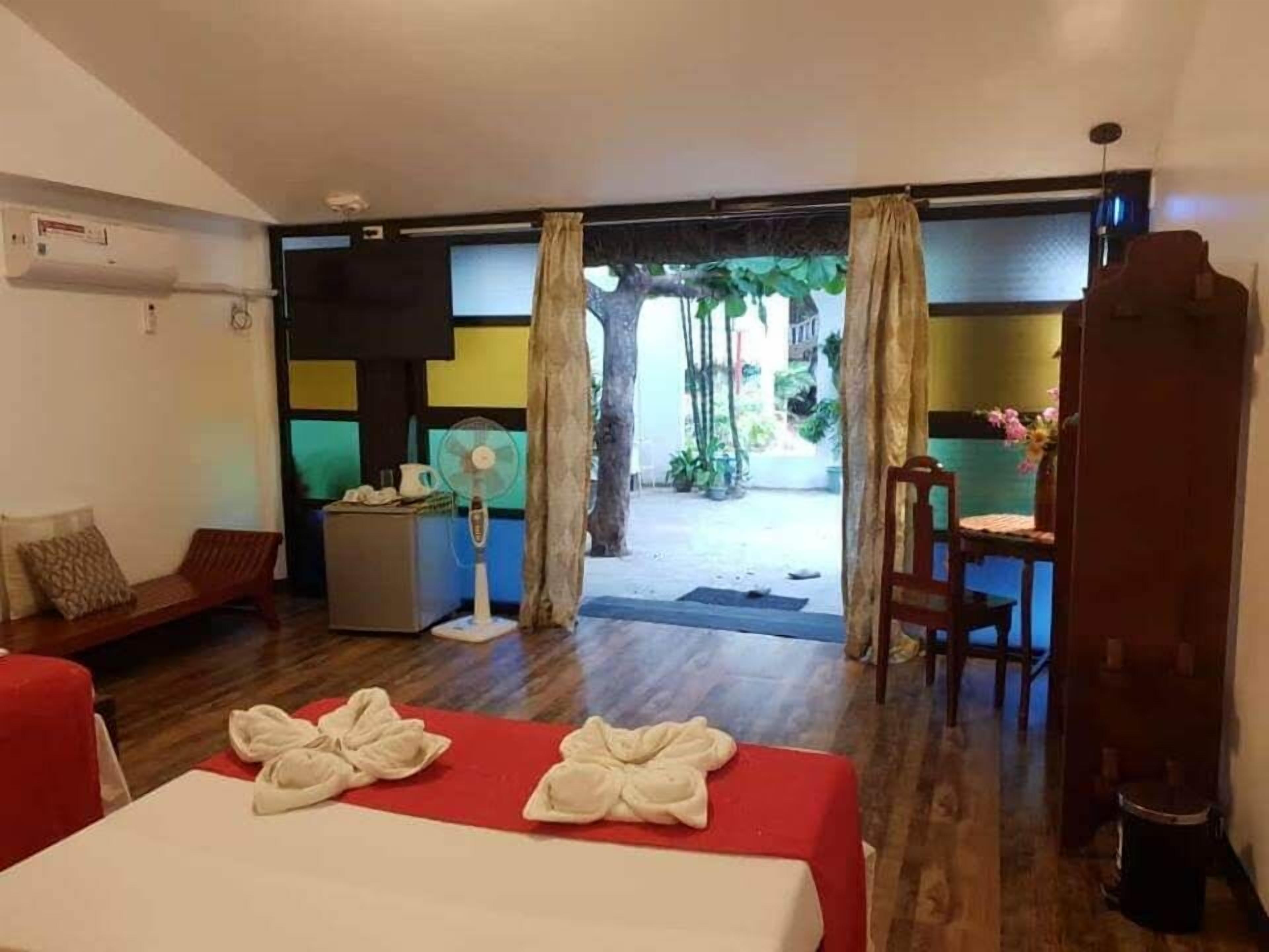 Chambre Deluxe Double ou avec lits jumeaux, 2 grands lits, vue piscine (Evangeline for 4) | Coin séjour