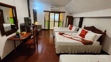 Habitación triple Deluxe, varias camas (Evangeline for 6) | Ropa de cama de alta calidad, edredón y minibar