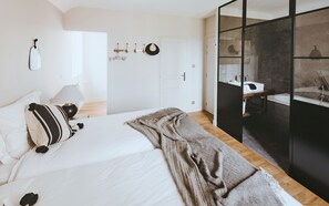 6 عدّة غرف نوم ومكواة/لوح كي وواي فاي وملاءات أسرّة