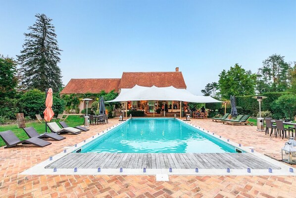 حمّام سباحة خارجي، حمّام سباحة مُدفَّأ