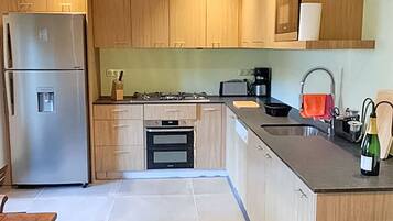 KylskÄp, mikrovÄgsugn, ugn och spishÀll