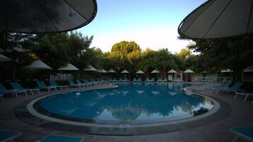 2 piscinas externas, funciona das 7h às 19h, guarda-sóis