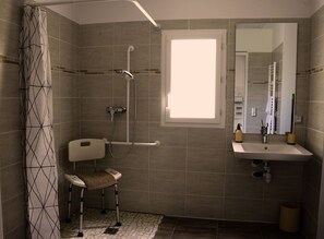 Shower, towels, soap - New residence, The Manaka, The Rose of the Sands, calm and rest (lamalou les bains)