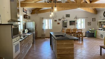 Een koelkast, een microgolfoven, een oven, een kookplaat