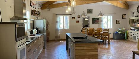 Kjøleskap, mikrobølgeovn, ovn og kokeplater