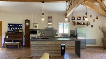 Réfrigérateur, micro-ondes, four, plaque de cuisson