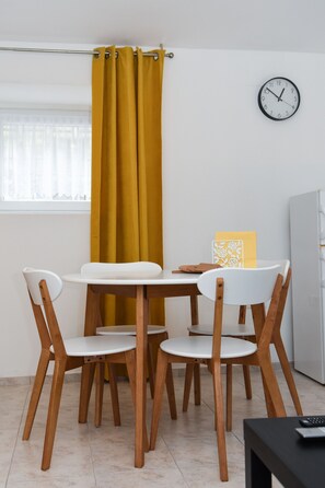 Comfort appartement, op benedenverdieping | Dineren op de kamer