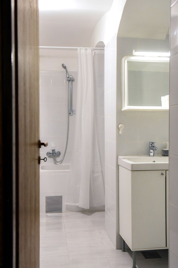 Appartement Confort, rez-de-chaussée | Salle de bain | Baignoire, séchoir à cheveux, serviettes fournies, savon