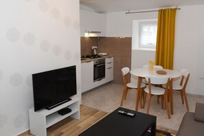 Comfort appartement, op benedenverdieping | Woonruimte | Flatscreentelevisie