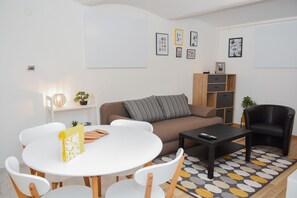 Appartement Confort, rez-de-chaussée | Aire de séjour | Téléviseur à écran plat