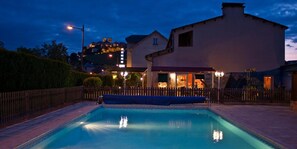 Sesongbasert utendørsbasseng og solsenger