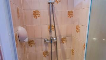 Shower kamar mandi