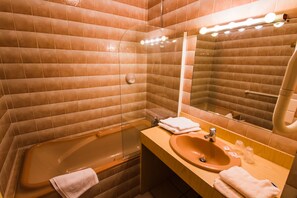 Kostenlose Toilettenartikel, Haartrockner, Handtücher