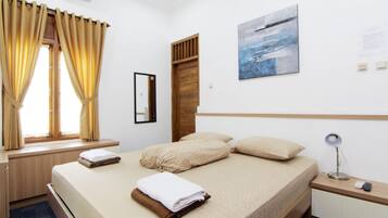 Kamar Keluarga | Meja kerja dan setrika/meja setrika