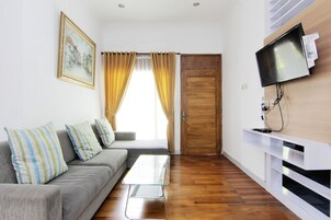 Family Room | Living area | 32-inch flat-screen TV with satellite channels, LCD TV