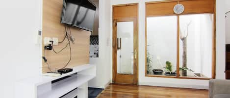 Family Room | Living room | 32-inch flat-screen TV with satellite channels, LCD TV