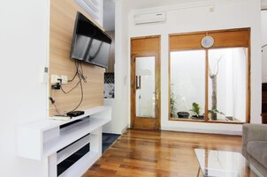 Family Room | Living room | 32-inch flat-screen TV with satellite channels, LCD TV