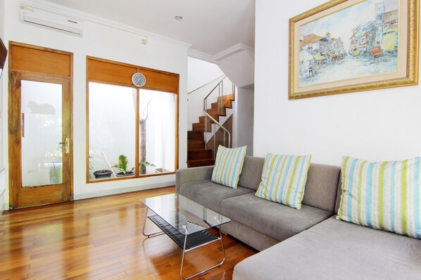 Family Room | Living area | 32-inch flat-screen TV with satellite channels, LCD TV