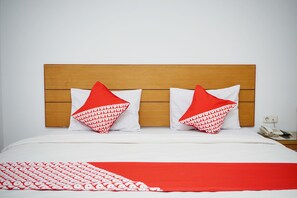 Deluxe Double Room | Desk, free WiFi, bed sheets - OYO 2291 Hotel Bahagia (Makassar)