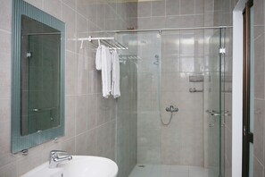 Buồng tắm vòi sen, khăn tắm 