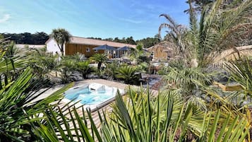 Bañera de hidromasaje exterior