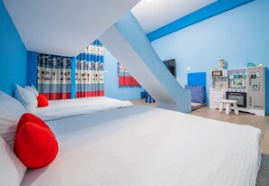 A modern hotel room with two beds, a play area, and a kitchenette. - Moonlight Fengqing Homestay (Xincheng)