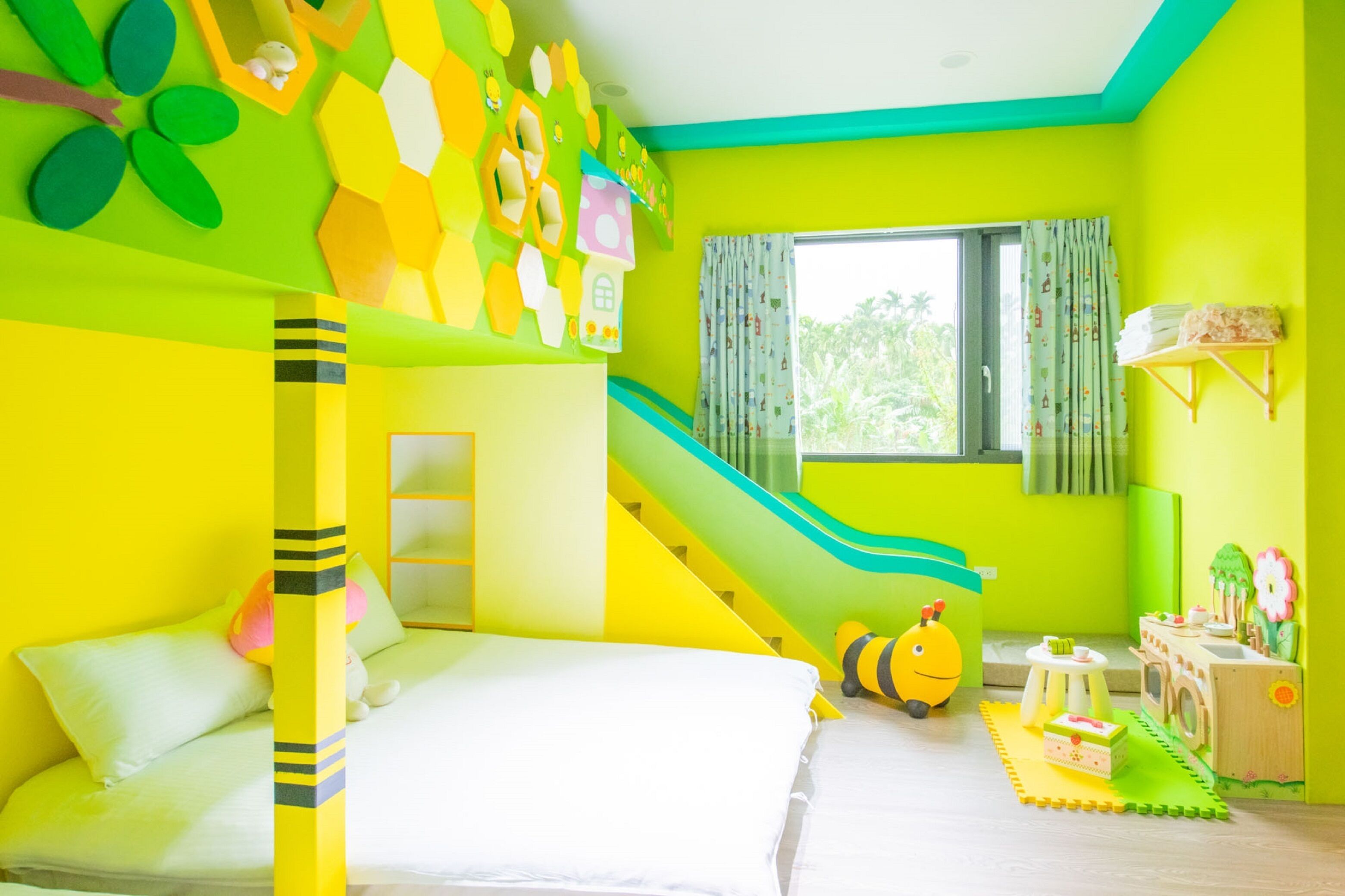 Bee Forest Quadruple Room (1F) | Children's theme room