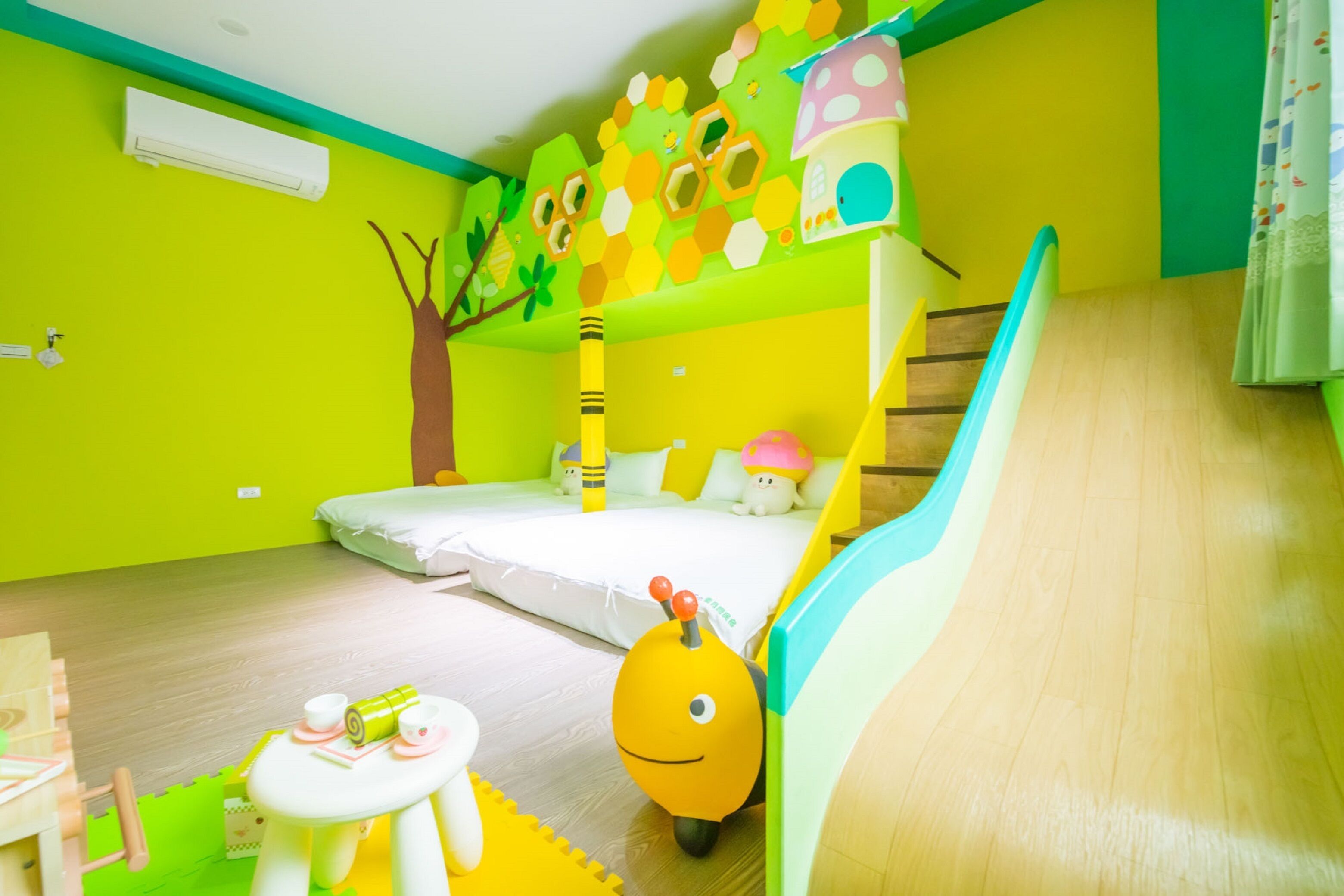 Bee Forest Quadruple Room (1F) | Children's theme room
