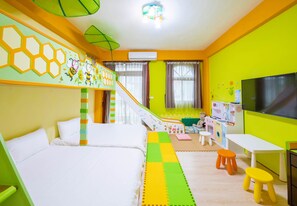 Bee Forest Quadruple Room (3F) | Children's theme room - Moonlight Fengqing Homestay (Xincheng)