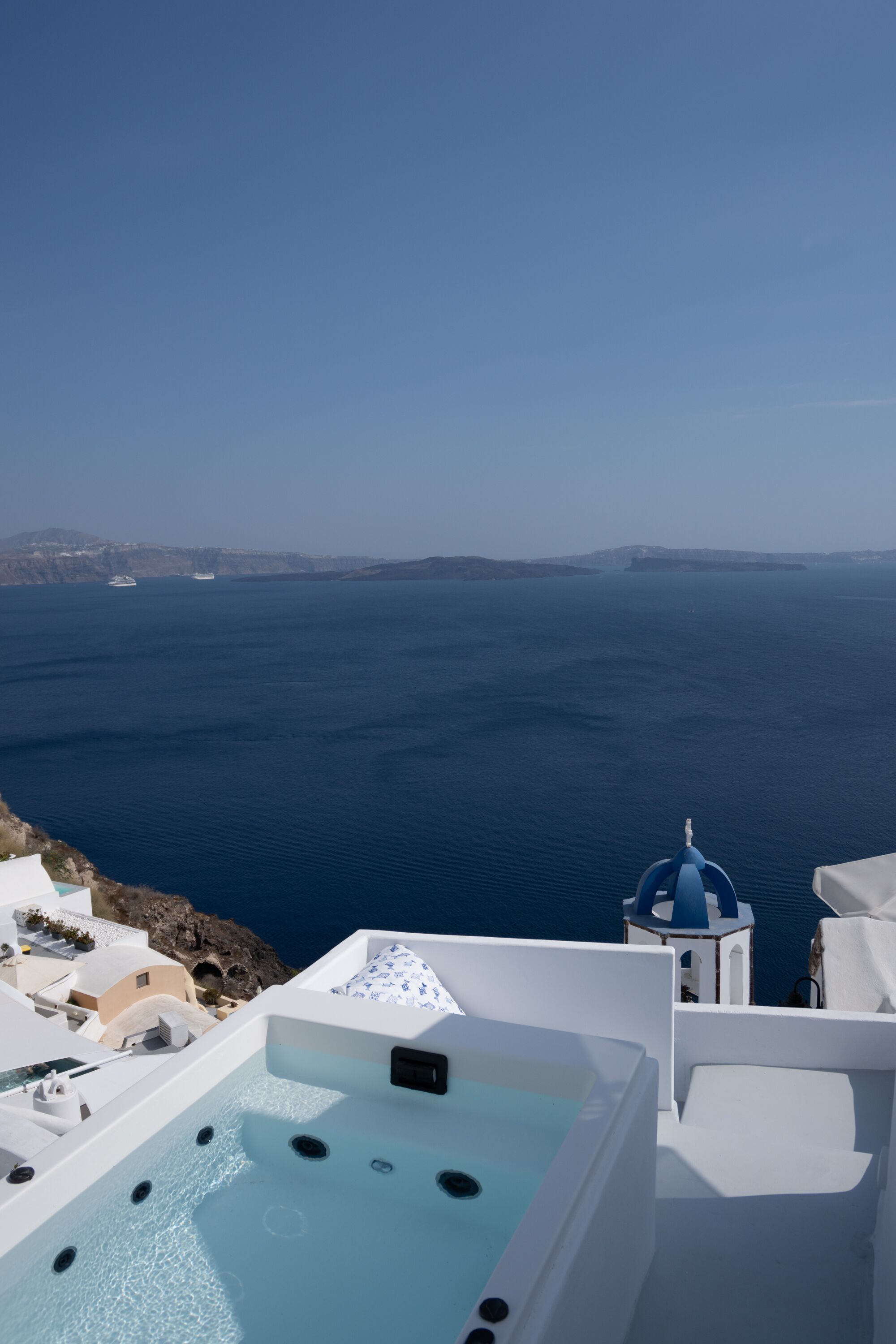 Una piscina en la azotea con vistas despejadas al mar y a islas lejanas.