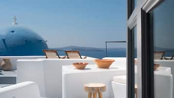 Junior Suite (Outdoor Plunge Pool, Caldera View) | Terrace/patio