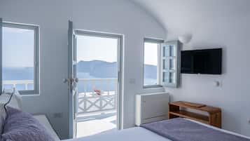 Suite exclusiva, balcón (Outdoor Plunge Pool, Caldera View) | 1 dormitorio, ropa de cama de alta calidad, caja fuerte