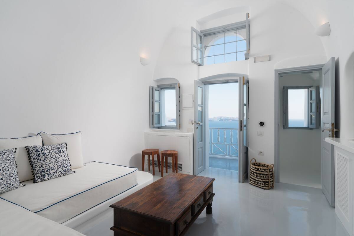 Junior-Suite, Balkon (Caldera View) | Wohnzimmer | 30-Zoll-Smart-TV mit Digitalempfang, Fernseher