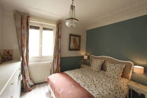 2 bedrooms, desk, iron/ironing board, WiFi