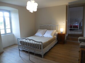 4 عدّة غرف نوم ومكواة/لوح كي وواي فاي