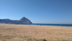 In Strandnähe, Liegestühle, Strandtücher