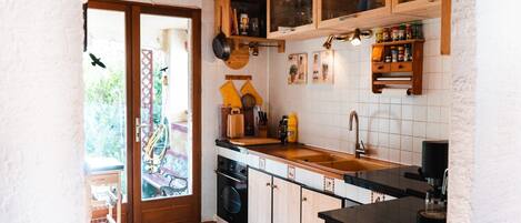 Kjøleskap, mikrobølgeovn, ovn og kjøkkenutstyr