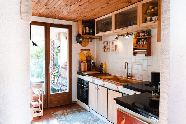 Fridge, microwave, oven, cookware/dishes/utensils