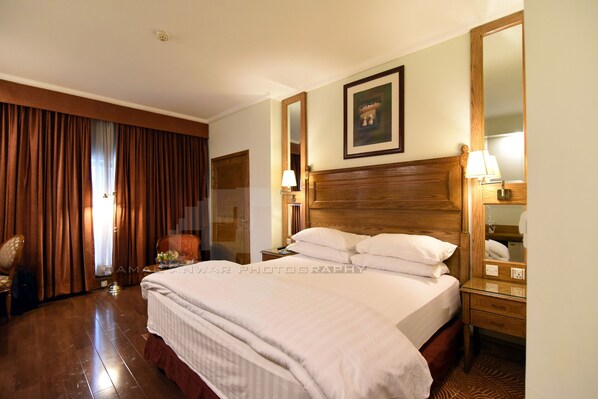 Minibar, caja de seguridad en la habitación y escritorio 