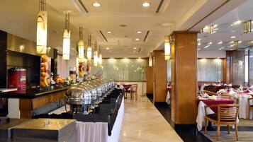 Café da manhã, almoço e jantar; local e internacional