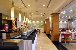 Café da manhã, almoço e jantar; local e internacional 