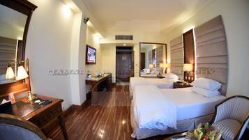 Quarto família, vista para a montanha | Frigobar, cofres nos quartos, escrivaninha, cortinas blackout