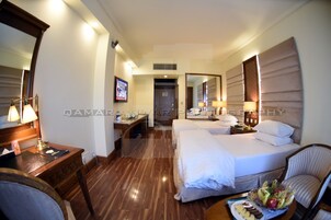Quarto família, vista para a montanha | Frigobar, cofres nos quartos, escrivaninha, cortinas blackout